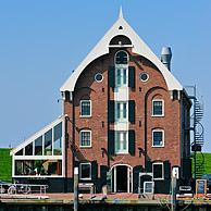 Het historische pakhuis is nu een restaurant in de haven van Oudeschild, Texel, Nederland
